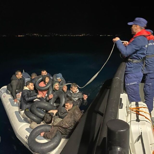 İzmir açıklarında 36 düzensiz göçmen kurtarıldı
