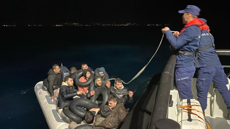 İzmir açıklarında 36 düzensiz göçmen kurtarıldı