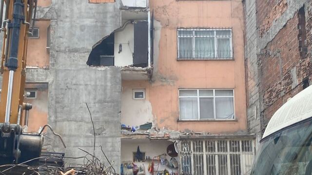 Riskli bina yıkılırken komşunun mutfak duvarı da yıkıldı