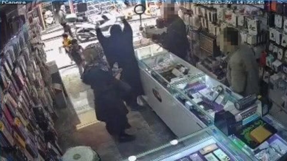 Aldığı ürünü iade etmek isteyen kadını darp etti!