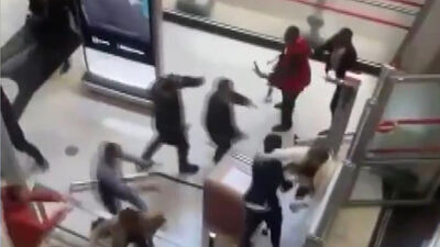 Terör örgütü PKK yandaşları Paris'teki havalimanında olay çıkardı