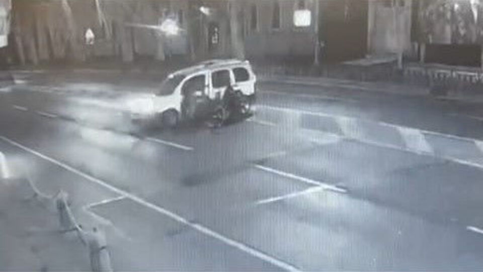 'U' dönüşü yapan araca çarpan motosikletli yaralandı