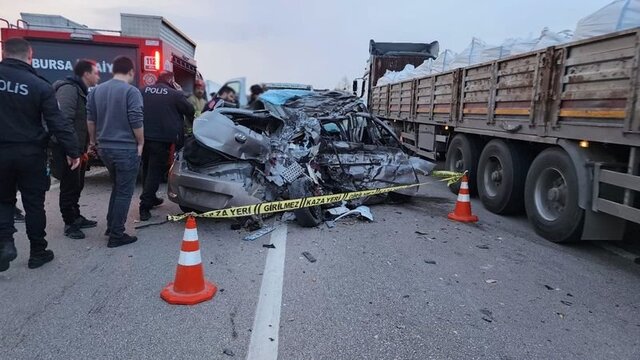 Karşı şeride geçip TIR ile çarpıştı: 2 ölü