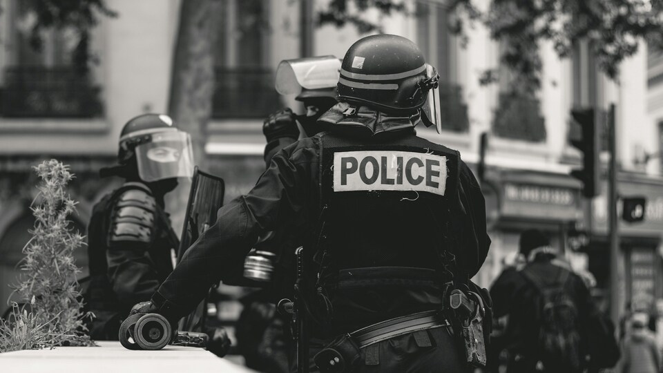 Şiddet olayları arttı, kısmi sokağa çıkma yasağı geldi