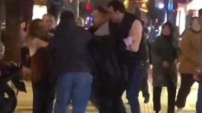 Kadınlar sokak ortasında birbirine girdi