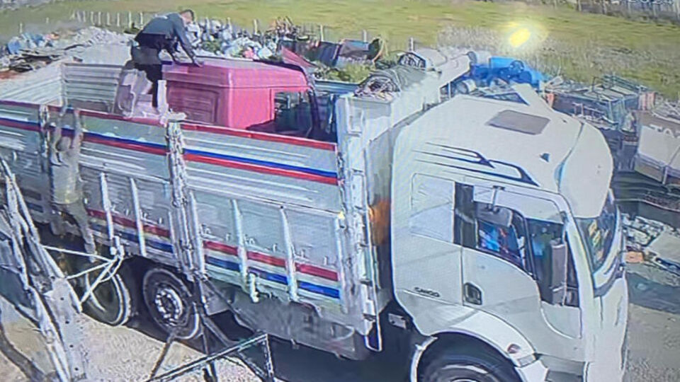 Çalınan kamyonun kabini kamyon kasasında!