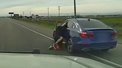 Hareket halindeki aracın kapısına tutunup polisten kaçmaya çalıştı