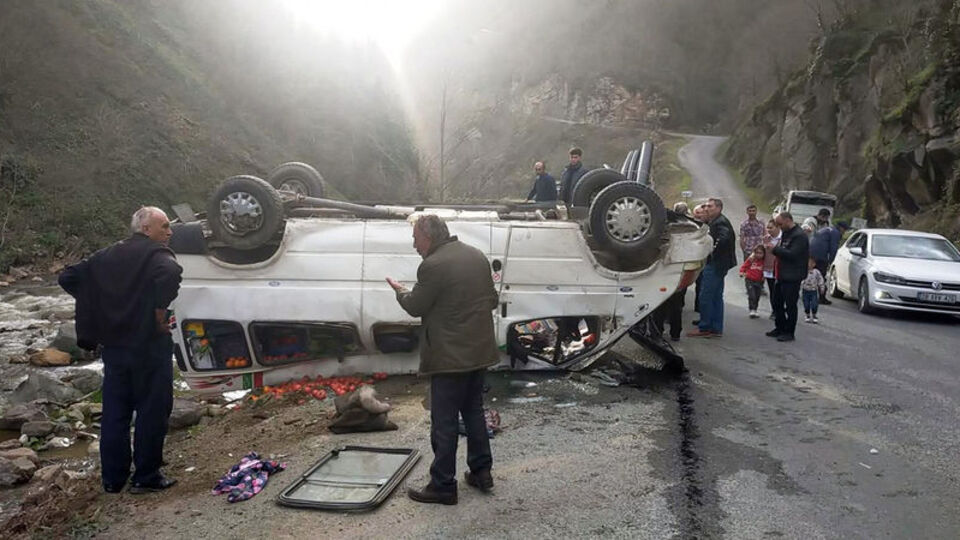 Giresun'da minibüs devrildi: 4 yaralı