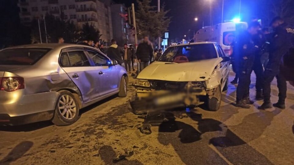 Adıyaman'da iki otomobil çarpıştı: 5 yaralı