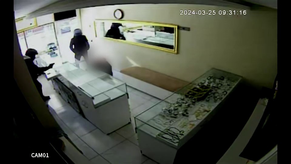 Soyguncular plastik kelepçe ile geldi! Kaçarken motosikleti yaktılar