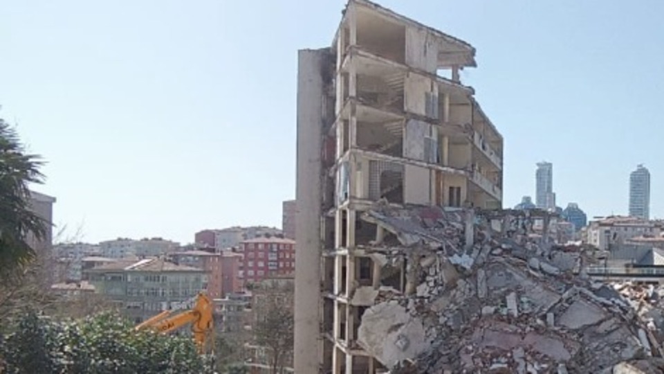 Bir döneme damga vuran birinci şube yıkıldı