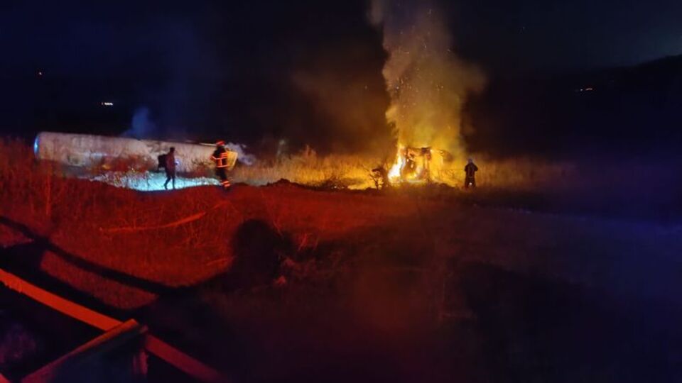 Azot yüklü tanker şarampole devrilip patladı