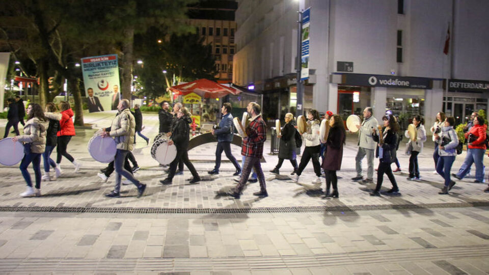 30 öğretmen sahurda davul çaldı