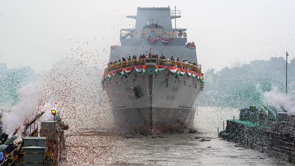 Hindistan donanması, korsanların esir aldığı mürettebatı kurtardı