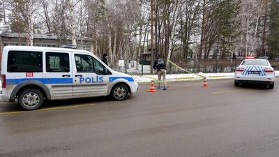 Kavga edenleri ayırırken yaralandı