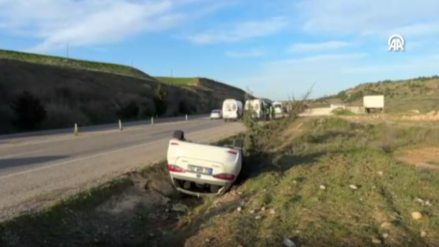 Adıyaman'da otomobil şarampole devrildi