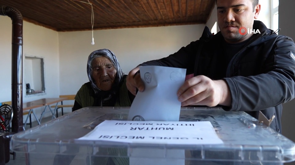 Türkiye'nin en yaşlı seçmeni oyunu kullandı