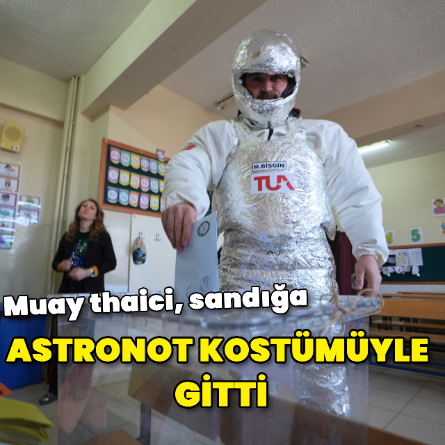 Astronot kostümüyle oy kullandı