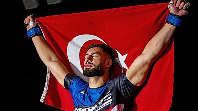 İbo Aslan ilk maçını nakavtla kazandı!