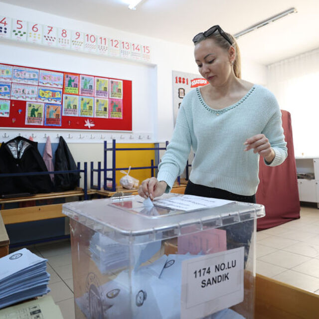 Antalya'da yabancı seçmenler oy kullanıyor
