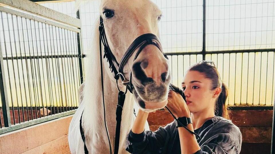 Hande Erçel'in binicilik keyfi