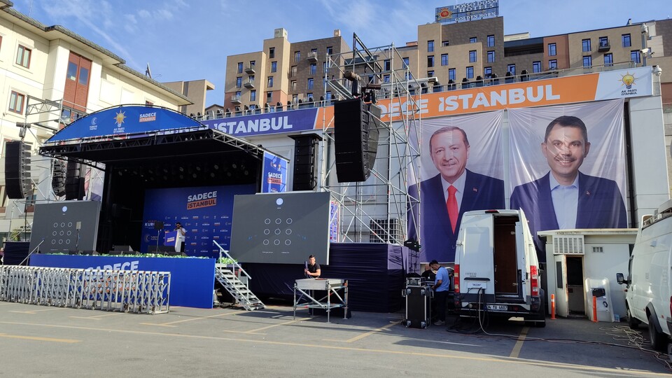 AK Parti İstanbul İl Başkanlığı'nda seçim sonucu hazırlığı