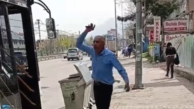 Yolculara hakaret edip, otobüsü terk etti