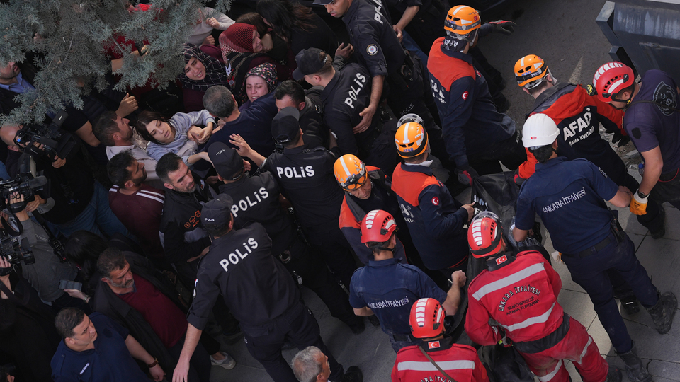 Genç işçi enkaz altında can verdi
