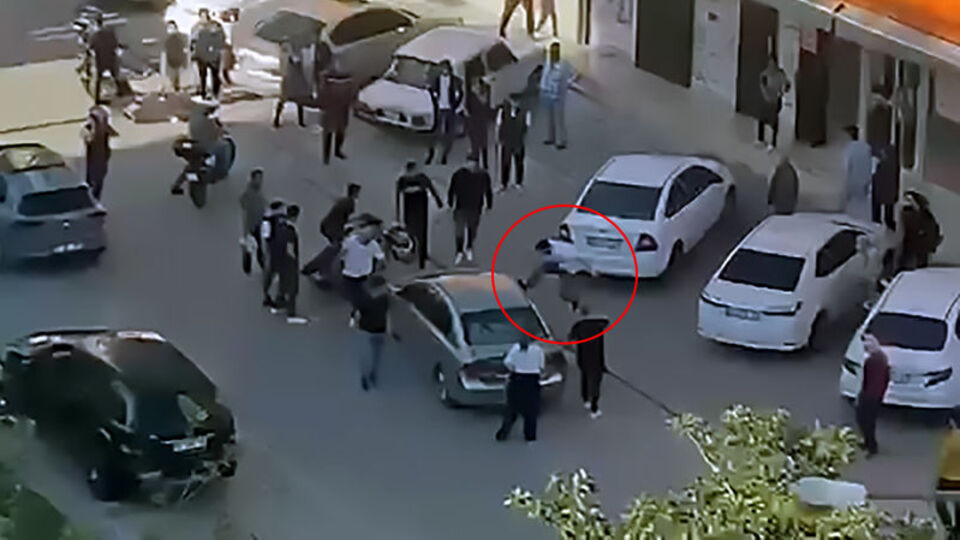 Trafikte eşinin yanında dehşet! Şehir eşkıyaları!