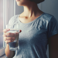  Suyu ayakta içince ne oluyor? Suyu oturarak içmenin faydaları neler?