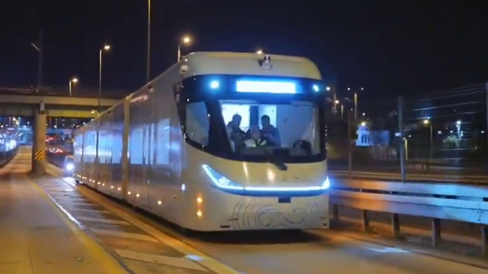 Yeni nesil metrobüs test sürüşlerine başladı