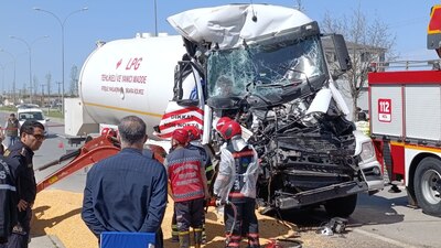 Tanker, TIR'a çarptı: 1 ölü 1 yaralı