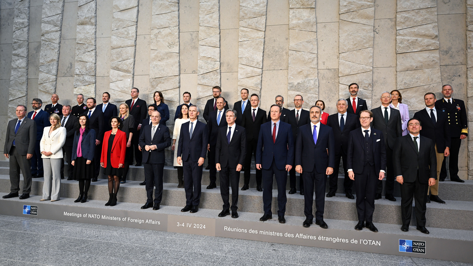 NATO dışişleri bakanlarından aile fotoğrafı