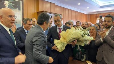 Erdal Beşikçioğlu mazbatasını alıp göreve başladı