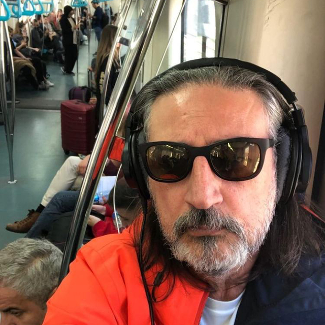 Ünlü şarkıcı Marmaray'da