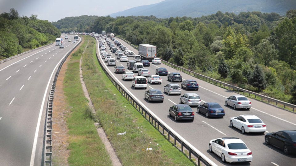 Sürücüler dikkat! Nerelerde yoğunluk var? Akın akın gidiyorlar!