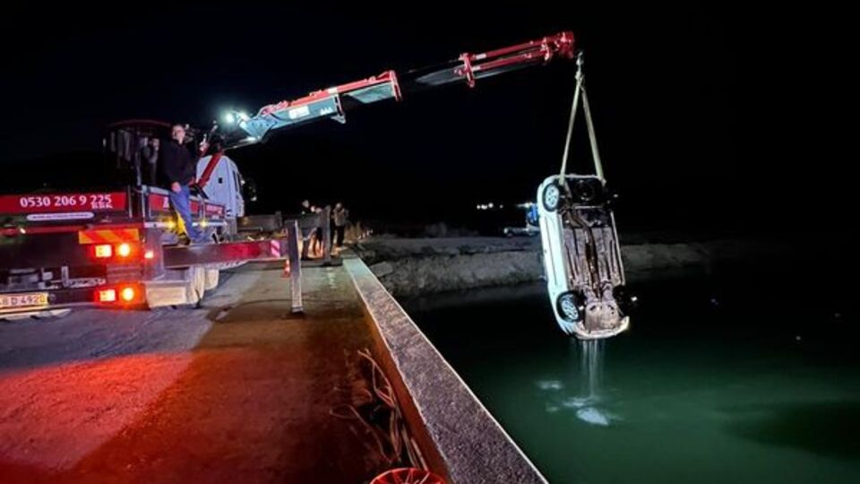 Feci kaza! Köprüden suya uçtu