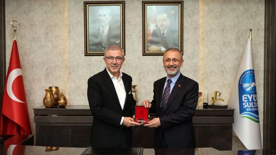 Çiçekli, sohbetli devir teslim... İşte demokrasinin güzelliği