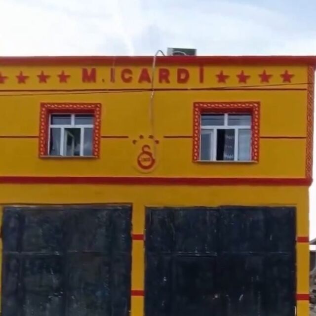 Evinin dış cephesini boyayıp, onun ismini yazdı