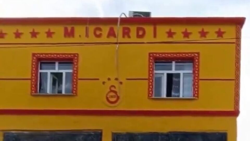 Evinin dış cephesini boyayıp, onun ismini yazdı