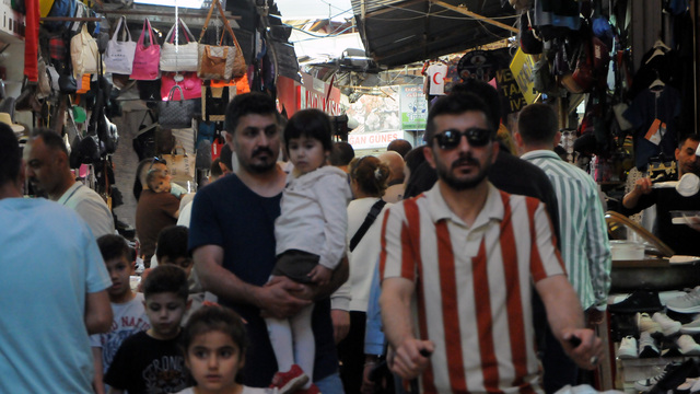 Depremde zarar gören tarihi çarşıda bayram yoğunluğu