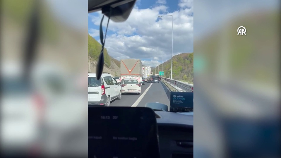 Kazaya giden ambulans emniyet şeridinde ilerleyemedi!