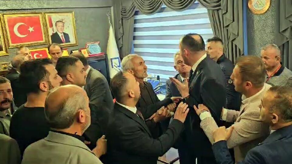 Devir teslim töreninde tartışma