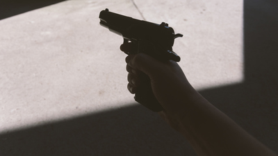 İngiltere'de polis, silah ruhsatı almak isteyenlerin eşleriyle de mülakat yapmaya başladı