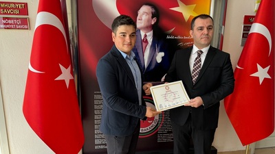 Şirinler köyünün şirin muhtarı mazbatasını aldı