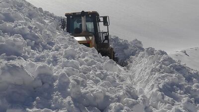 İş makinesi kar kütlelerinin altında kaldı!