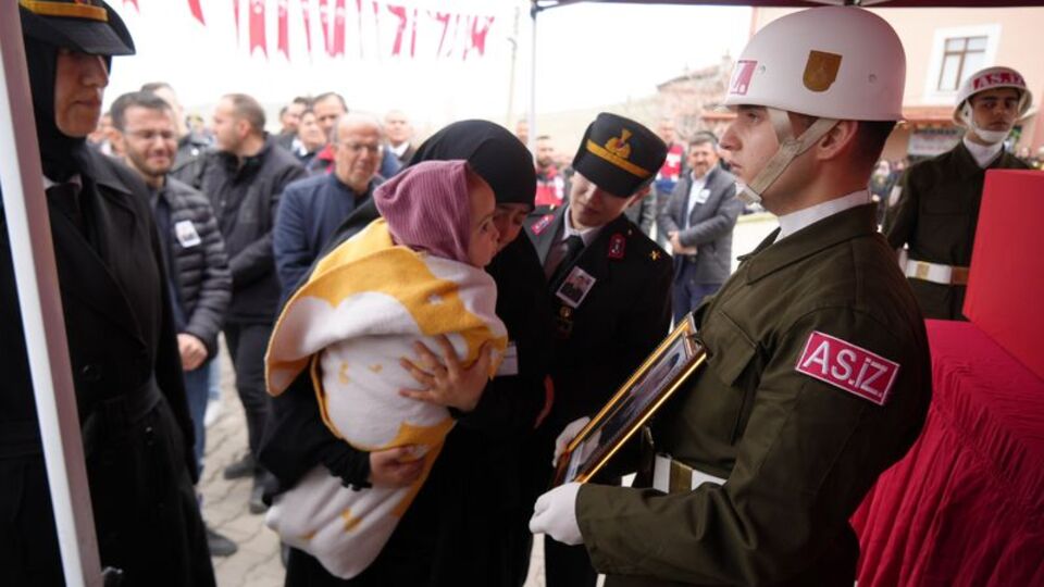 Şehit eşini, 1 yaşındaki kızıyla uğurladı