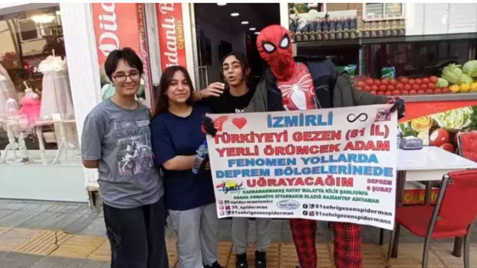 'Örümcek adam' kostümüyle namaz kıldı!