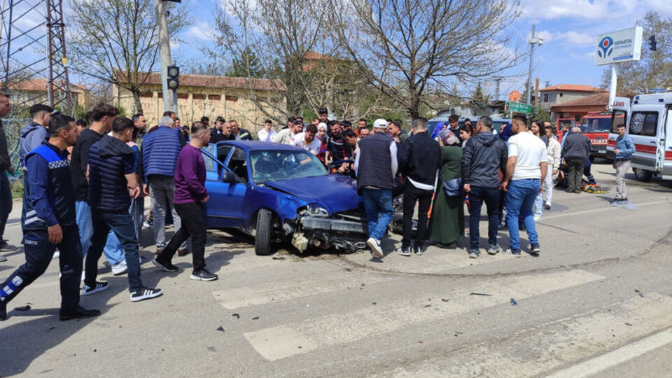 İki otomobil ile motosiklet çarpıştı: 10 yaralı