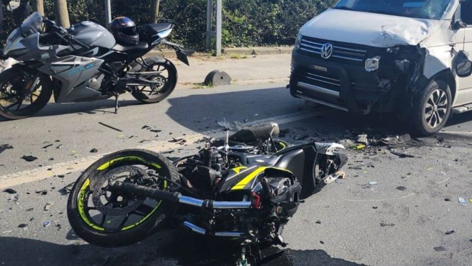 Minibüsle çarpışan motosikletteki 2 kişi öldü
